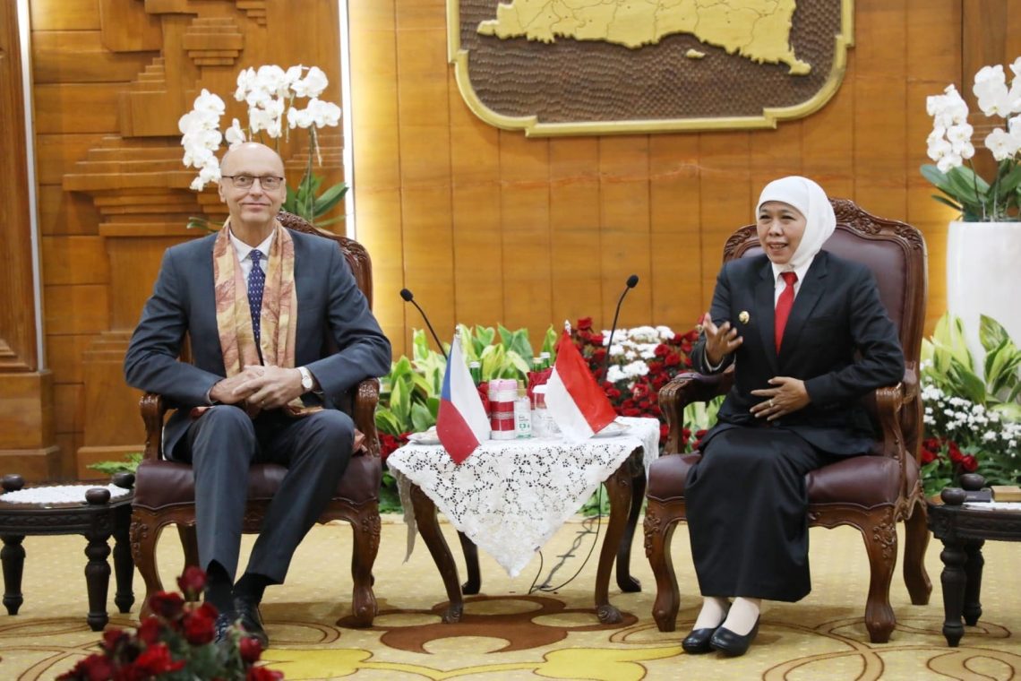 Pertemuan antara Gubernur Jatim Khofifah Indar Parawansa dan Duta Besar Republik Ceko untuk Indonesia Jaroslav Doleček di Gedung Grahadi, Kota Surabaya, Kamis (20/07/2023). (Foto: Kominfo Jatim)
