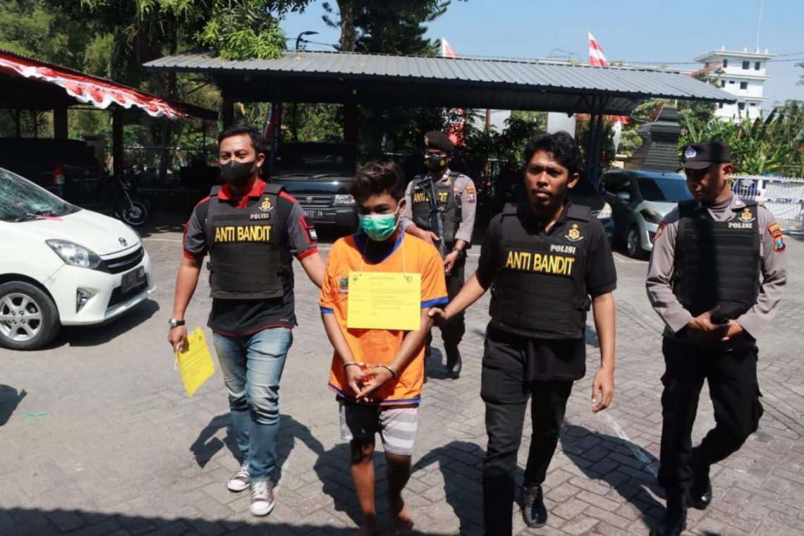 Pemuda Begal di Surabaya Ditangkap, Pakai Sajam Beraksi Ajak Anak-Anak di Bawah Umur 1 Pemuda begal.