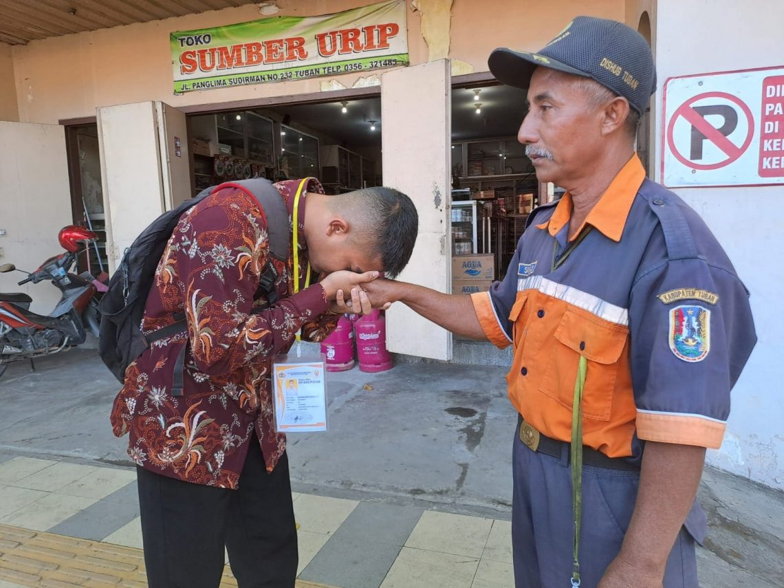 Kisah Inspiratif Dwi Agung Teddy Prasetya, Anak Juru Parkir di Tuban Lolos Jadi Polisi 1 Dwi Agung Teddy Prasetya.