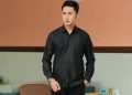 Outfit kemeja hitam.