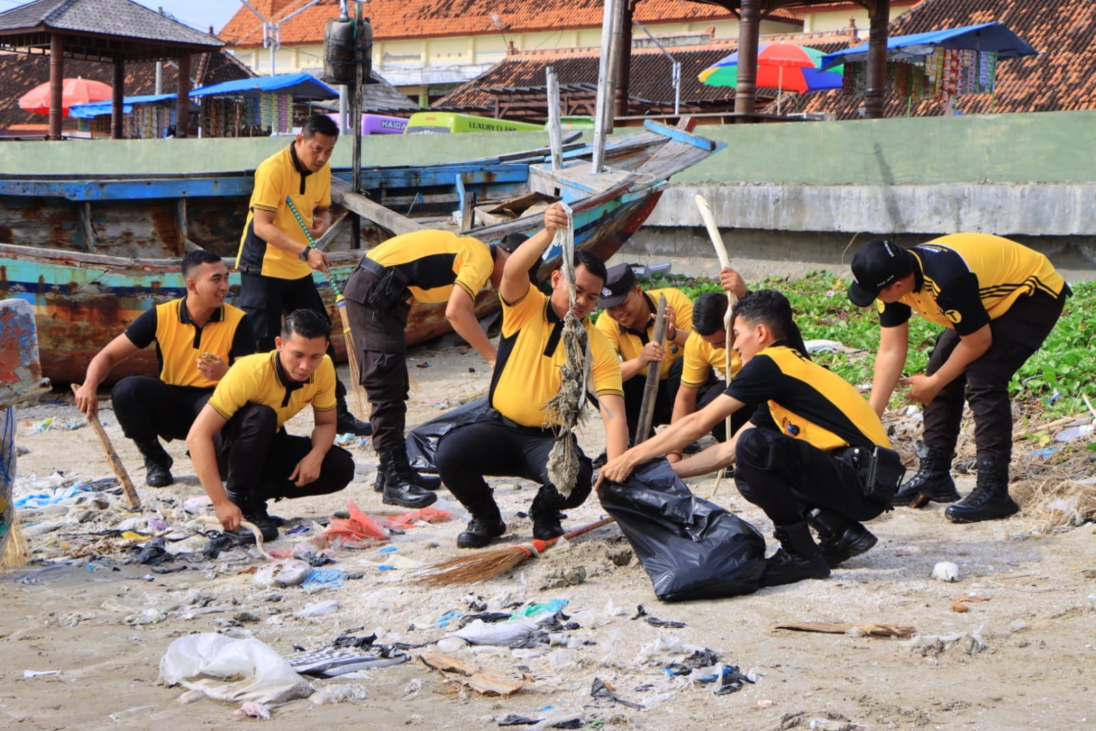 Gawat! Puluhan Anggota Polres Tuban Serbu Wisata Pantai Boom, Ternyata Ini Alasannya 2 Polres Tuban di Pantai Boom.