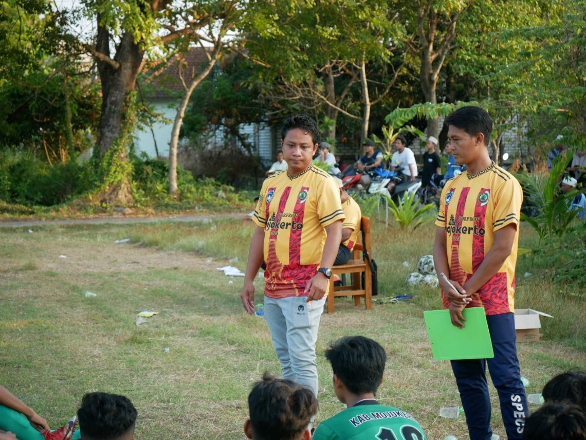Sempat Banting Setir Jualan HP, Pelatih Kepala Moncer Tukangi Sepak Bola Mojokerto Porprov VIII Jatim 1 Sepak bola Mojokerto.