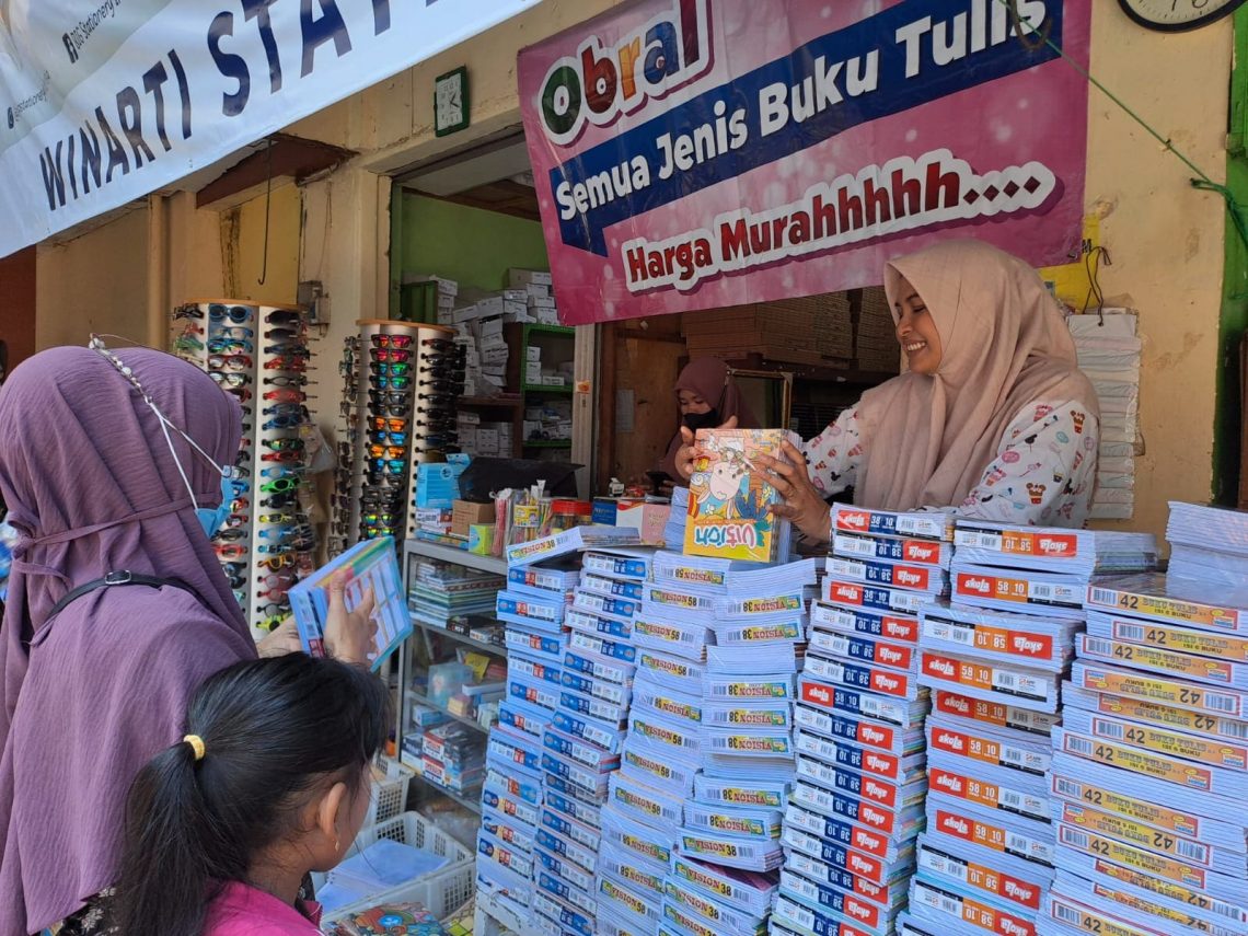 Penjualan buku tulis.