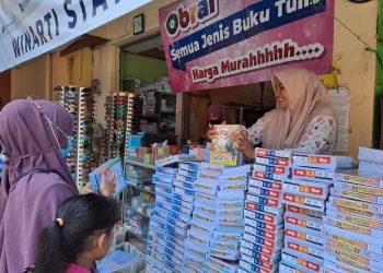 Penjualan buku tulis.