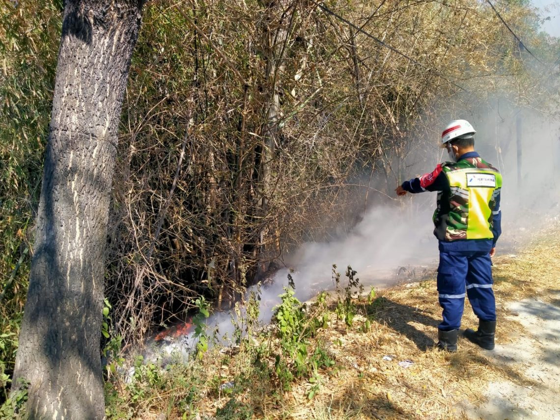 Tumpukan Sampah Terbakar Picu Laka, Asap Ganggu Pengguna Jalan Pantura Tuban 1 Tumpukan sampah.