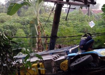 Truk tabrak tiang listrik.