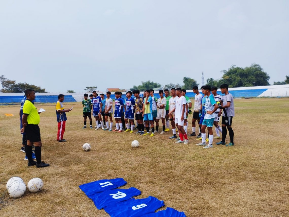 Pemain U-17 asal Kabupaten Mojokerto sebelum tes laga terbuka. (Foto: Hanif Nanda/Tugu Jatim)