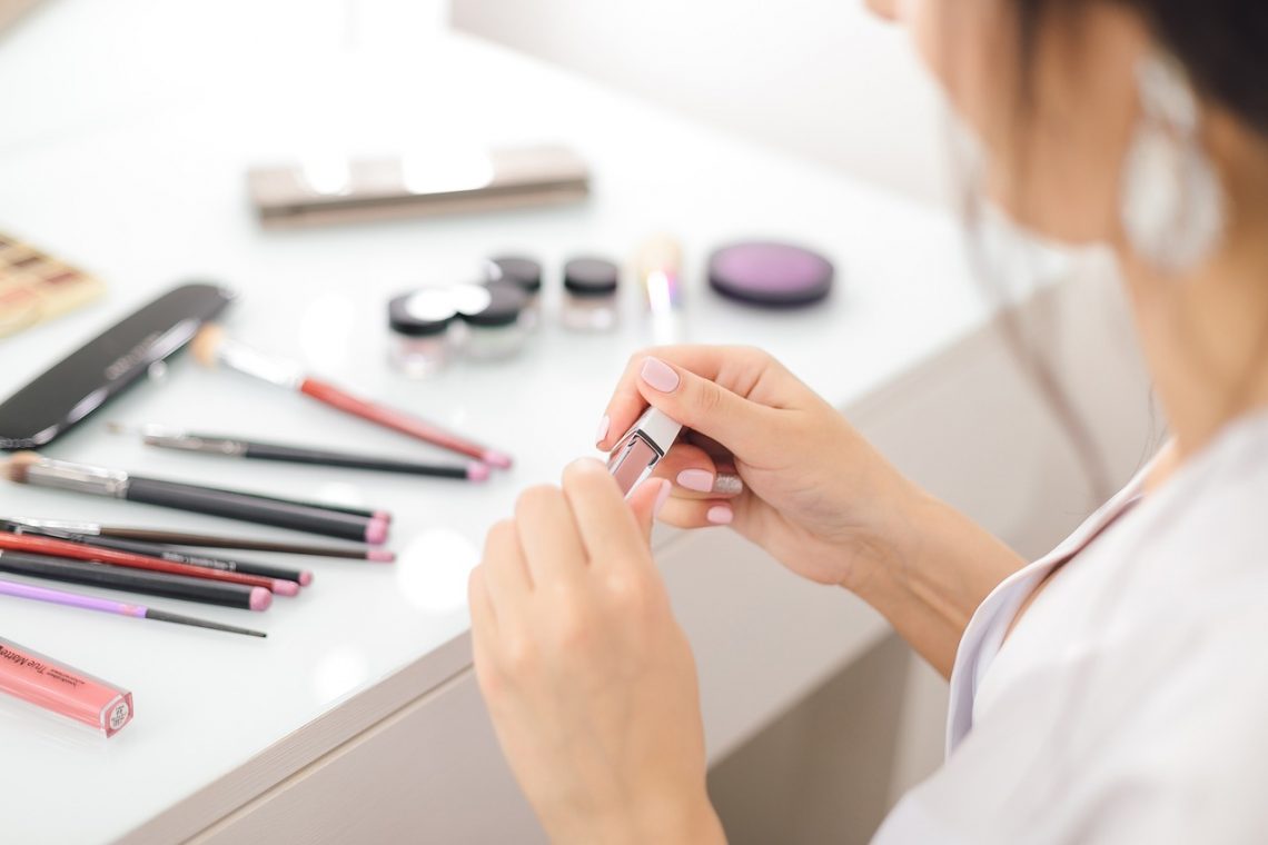 BPOM Rilis Daftar 13 Kosmetik Mengandung Merkuri, Konsumen Harap Teliti Pilih Produk 5 Ilustrasi kosmetik. Foto: Pixabay