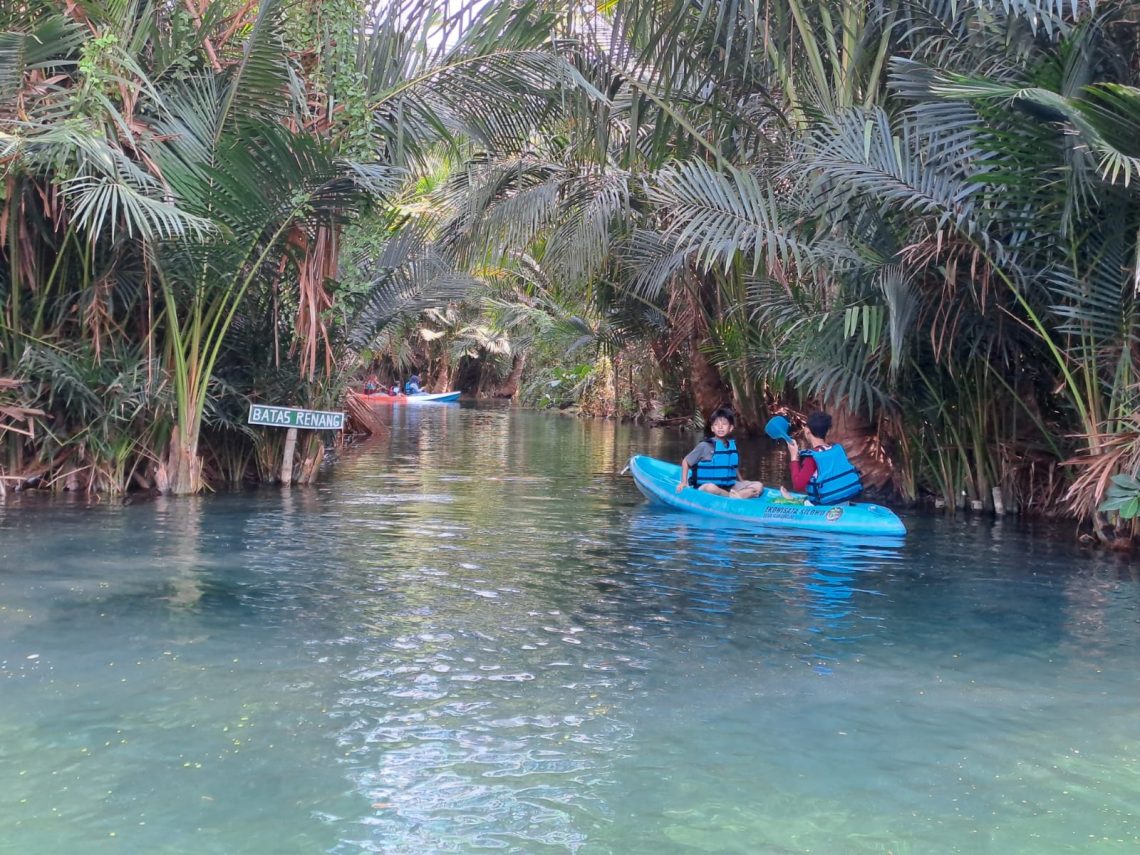 Ekowisata Silowo, Hutan Sagu dengan Aliran Sungai Jernih Berwarna Hijau Toska 5 Wahana perahu kano untuk menyusuri sungai yang dikelilingi hutan sagu di Ekowisata Silowo. Foto: Rochim/Tugu Jatim