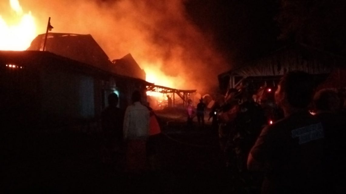 2 Gudang Mebel di Pasuruan Terbakar Hebat 5 Kondisi kebakaran hebat dua gudang mebel di Bukir Kota Pasuruan. Foto: Laoh Mahfud/Tugu Jatim