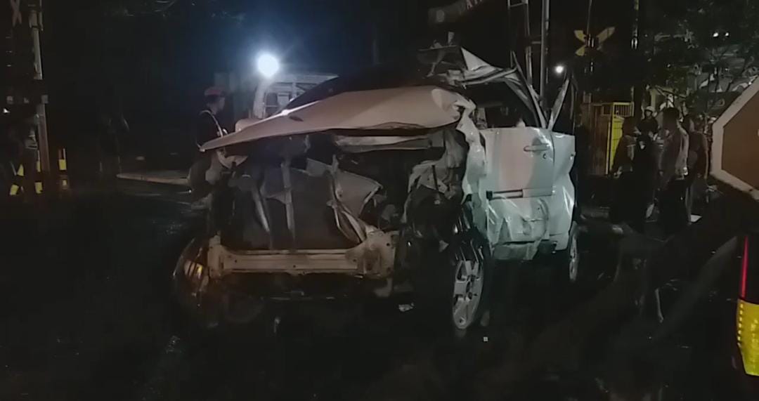 Hendak Dikembalikan, Mobil Rentalan Tabrak Kereta Api di Pasuruan 1 pasuruan tugu jatim