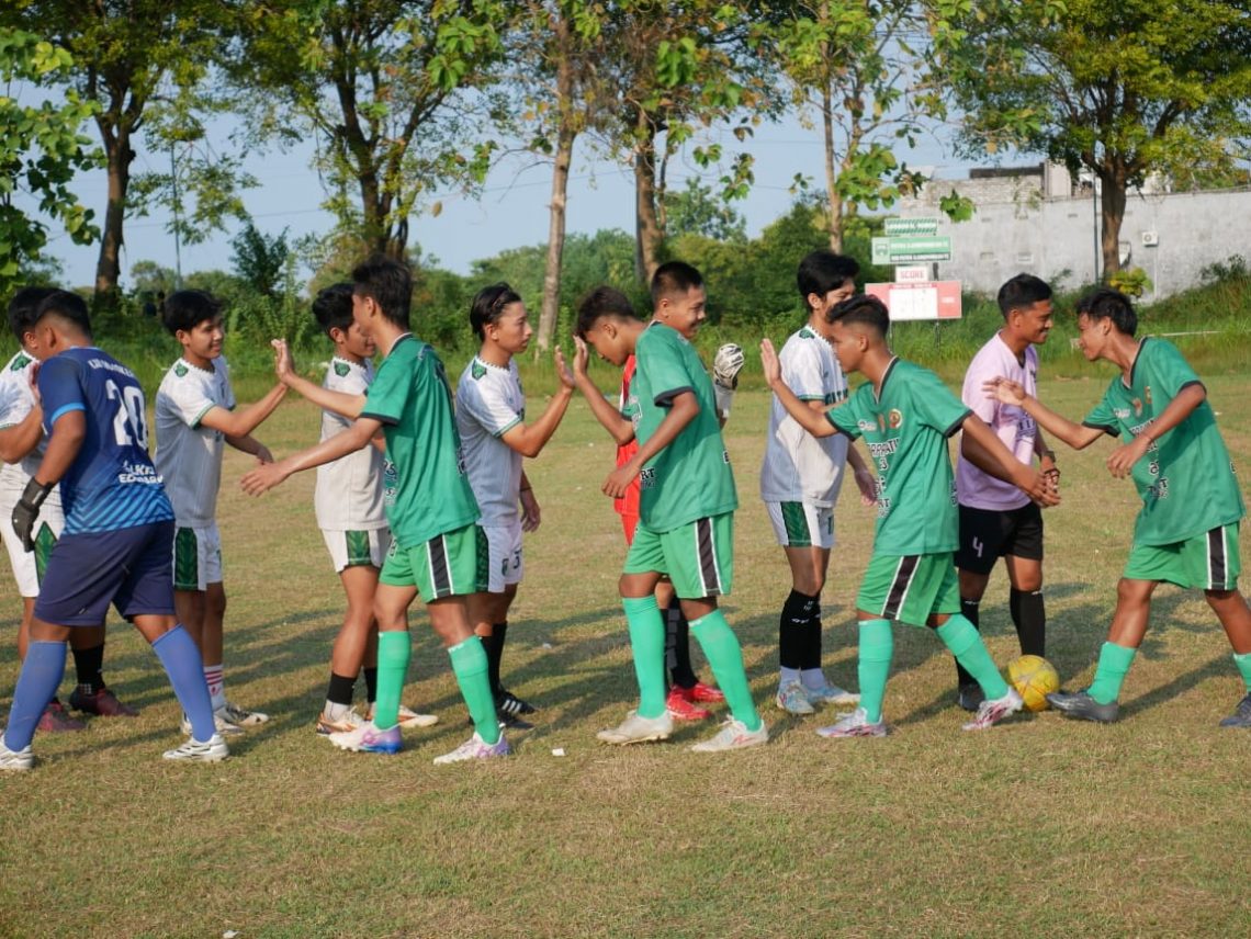 sepak bola tugu jatim
