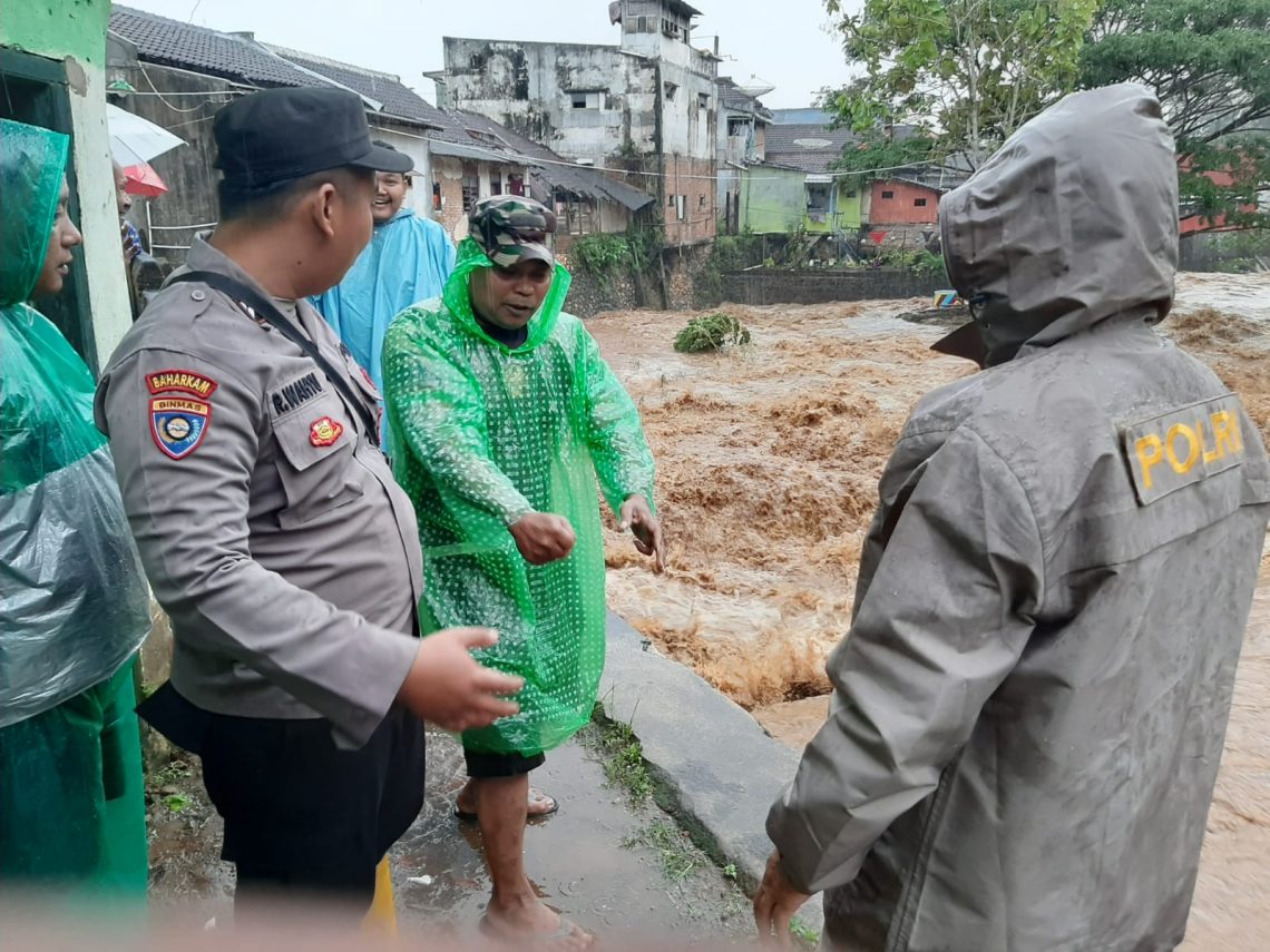 Warga Malang Hanyut Terbawa Luapan Sungai saat Bersihkan Kayu di Jembatan 1 malang tugu jatim