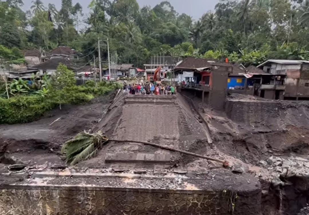 Jembatan Penghubung Malang-Lumajang Putus, Jembatan Bailey Bakal Dipasang Sementara 1 Kondisi Jembatan Kali Glidik II di Desa Sidomulyo, Kecamatan Pronojiwo, Lumajang, yang putus akibat banjir lahar dingin Semeru sejak Jumat (7/7/2023) lalu. Foto: dok warga