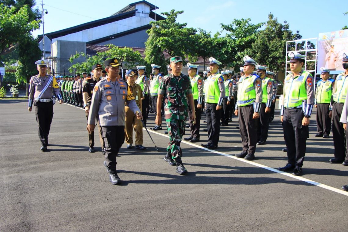 8 Sasaran Prioritas Operasi Patuh Semeru 2023 di Tuban 1 Kapolres Tuban, AKBP Suryono bersama Dandim 0811 dan Sekretaris Daerah (Sekda) Kabupaten Tuban melihat kesiapan para petugas sebelum terjun untuk Operasi Patuh Semeru 2023. Foto: dok Polres Tuban