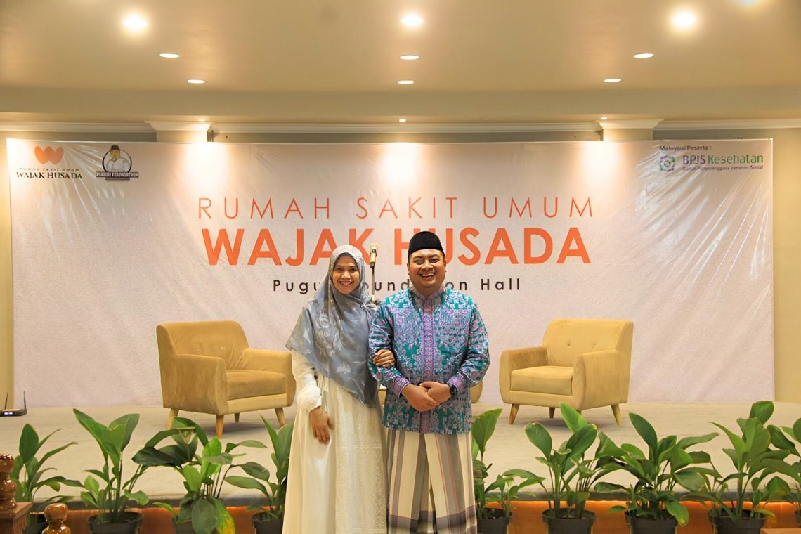 Tasyakuran Haji, drh H Puguh Wiji dan dr Hj Fitriya Fajar Doakan Masyarakat 1 drh H Puguh Wiji Pamungkas bersama istri, dr Hj Fitriya Fajar Wati dalam acara tasyakuran haji di Aula Puguh Foundation. Foto: RSU Wajak Husada