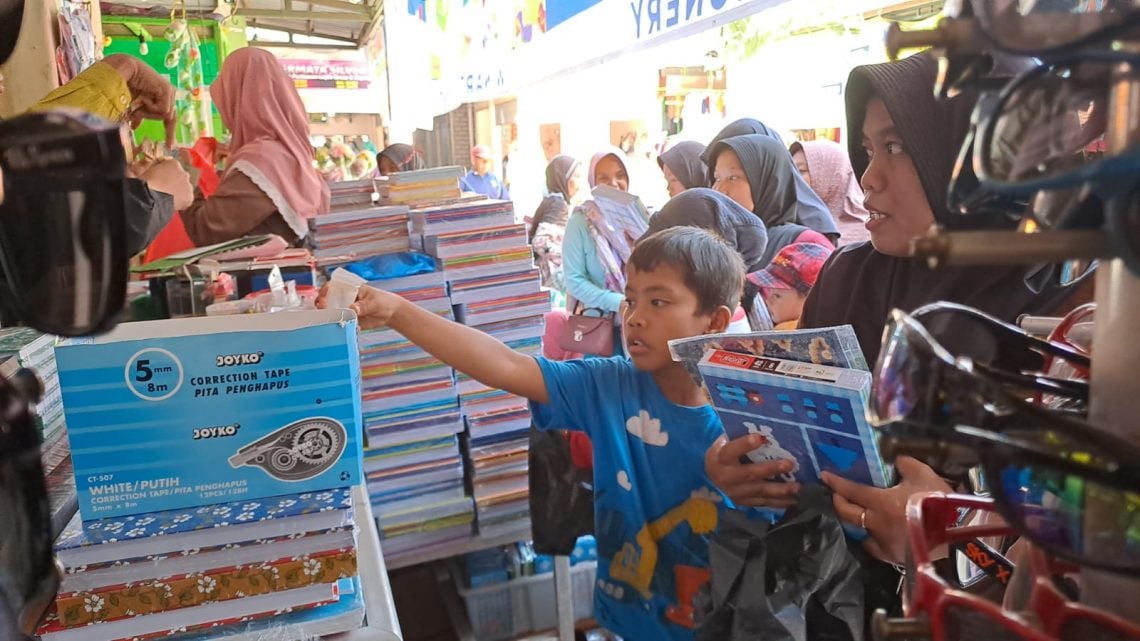 Sejumlah orang tua memilih dan memilah buku untuk kebutuhan sekolah anaknya di salah satu toko peralatan sekolah di Pasar Baru Tuban. Foto: Rochim/Tugu Jatim
