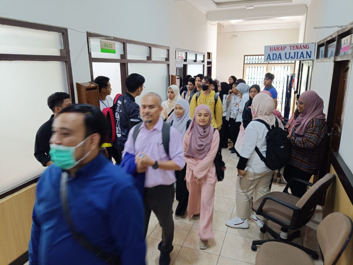 Beri Manfaat ke Luar Negeri, Fakultas Psikologi UM Kolaborasi Dengan Beragam Kampus di Asia 1 Mahasiswa asing dari Malaysia meninjau FPsi UM. Foto: Yona Arianto/Tugu Jatim