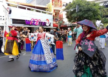 8 Negara Ramaikan Surabaya Cross Culture International Folk Art 2023