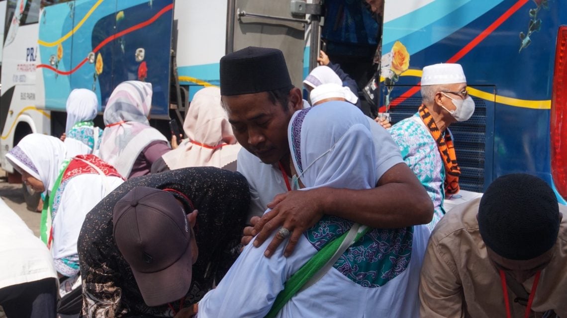 3 Kloter Haji Asal Tuban Masih di Tanah Suci, Dijadwalkan Pulang Mulai 23 Juli 2023 5 Suka cita para jemaah haji yang pulang ke tanah air dan bisa bertemu keluarga kembali. Foto: dok Kantor Kemenag Tuban