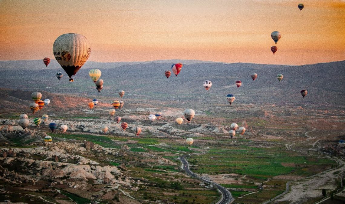 Cappadocia merupakan wisata dengan balon udara yang paling terkenal di Turki. Foto: unsplash