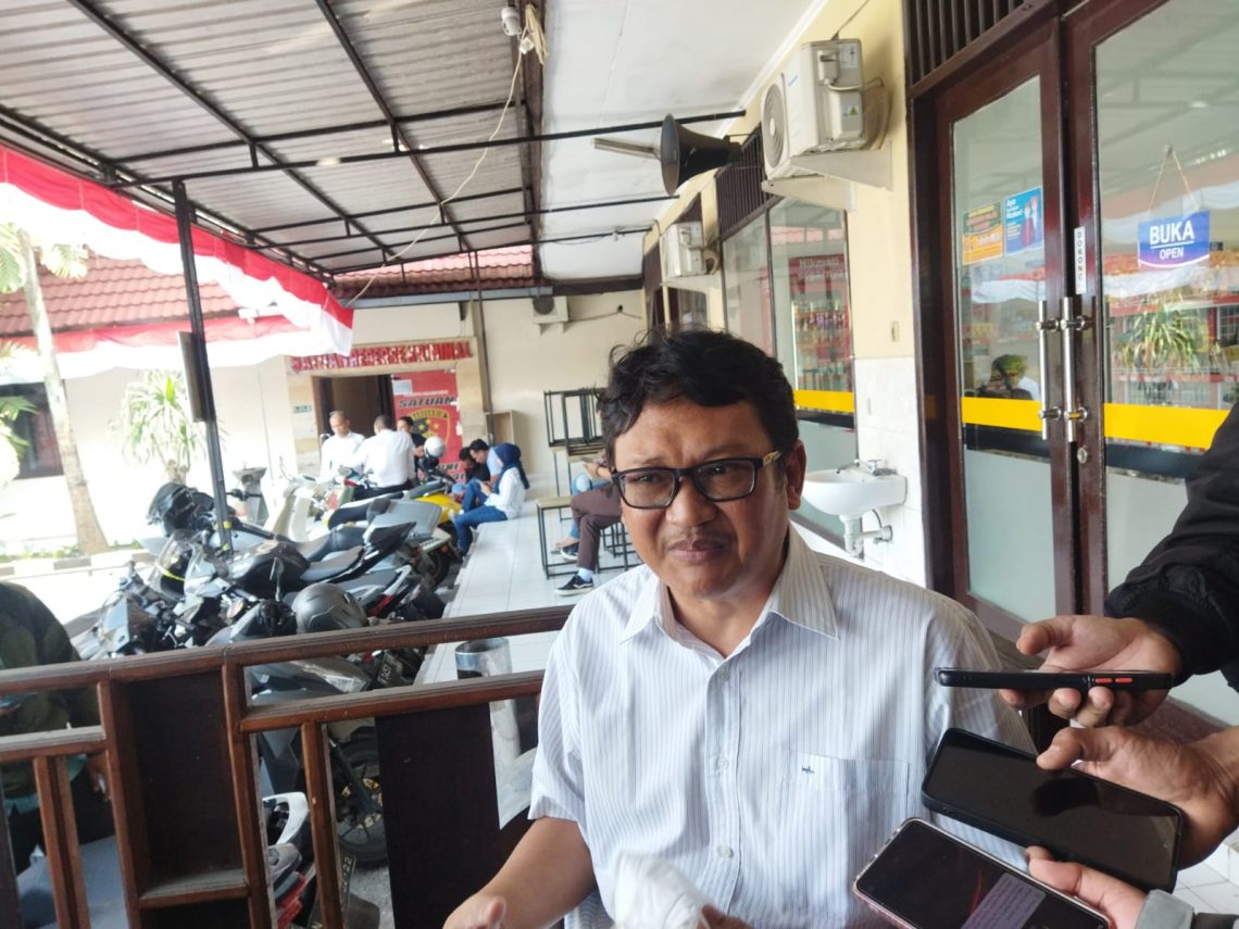 Bambang Rukminto yang menjadi korban penodongan orang tak dikenal pada 24 Juni 2023 lalu, kembali mendatangi Polresta Malang kota untuk menanyakan progres penyelidikan. Foto: Yona Arianto/Tugu Jatim