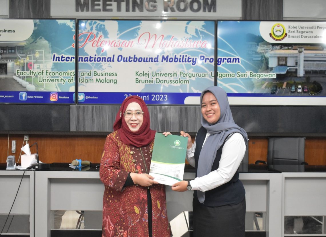 Dekan FEB Unisma, Nur Diana SE MSi (kiri) bersama Berliana Imanda Putri (kanan). Foto: dok FEB Unisma