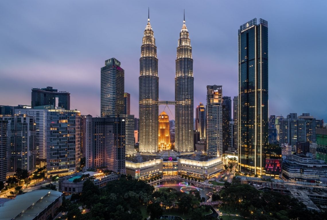 4 Rekomendasi Destinasi Wisata di Malaysia 1 Menara Kembar Petronas, salah satu ciri khas destinasi wisata di Kuala Lumpur. Foto: unsplash