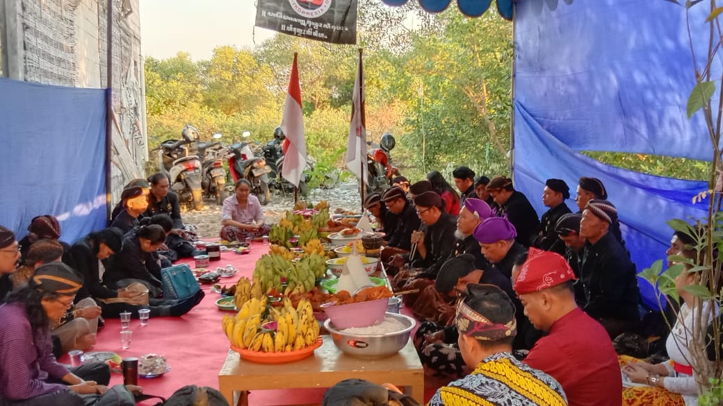 Kerap Didiskriminasi, Kelompok Penghayat di Surabaya Minta Pemerintah Setarakan Semua Kepercayaan 1 Kelompok Penghayat yang melakukan ritual Suro di Padepokan Sukmo Limo, di Surabaya, pada Rabu (19/7/2023). Foto: Izzatun Najibah/Tugu Jatim