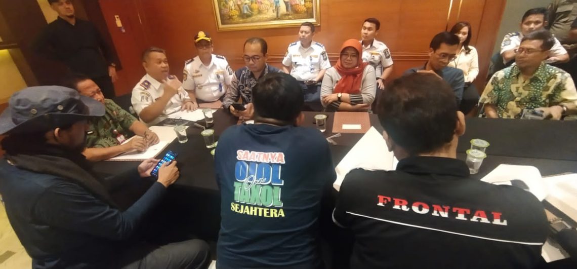 Driver Online Kawal Kepgub Jatim Terkait Kenaikan Biaya Tarif Jasa 1 driver online tugu jatim