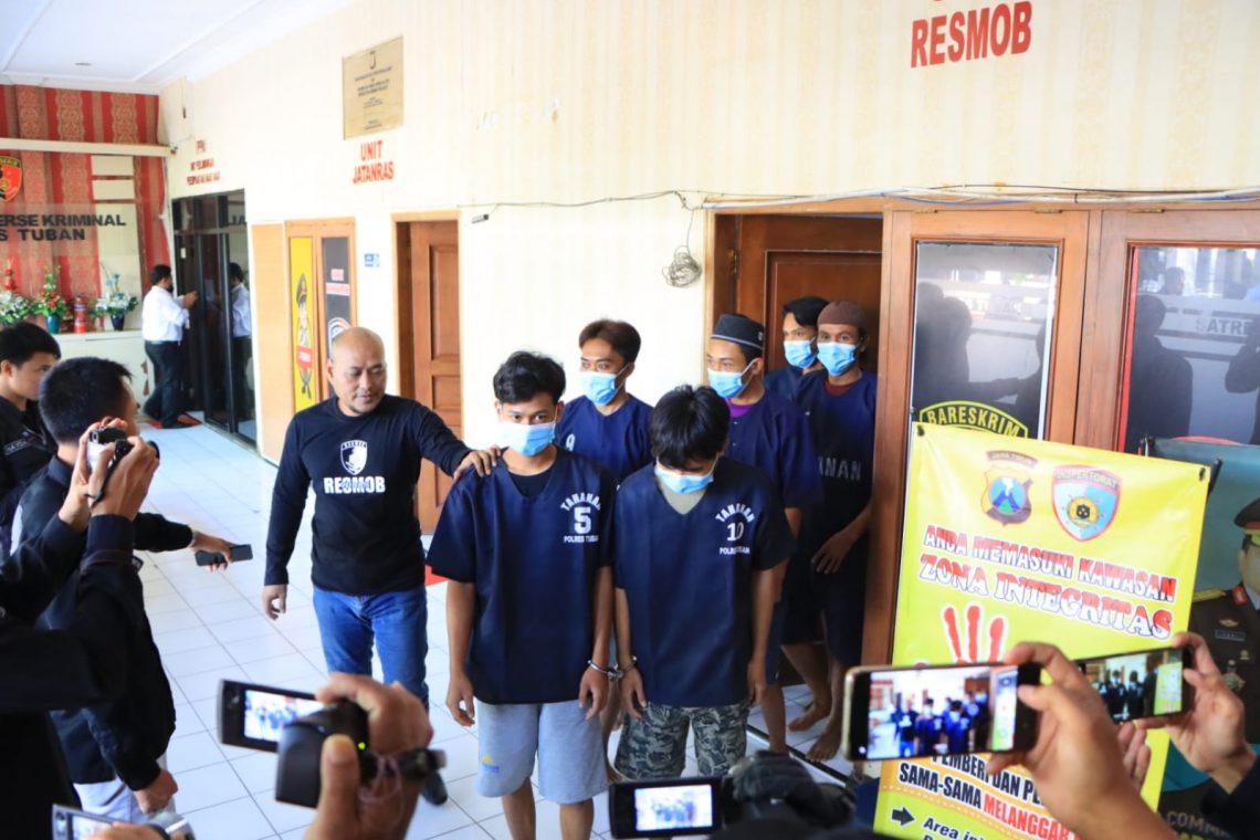 Tersangka curanmor di Tuban digelandang keluar dari ruang pemeriksaan Satreskrim Polres Tuban. Foto: dok Polres Tuban