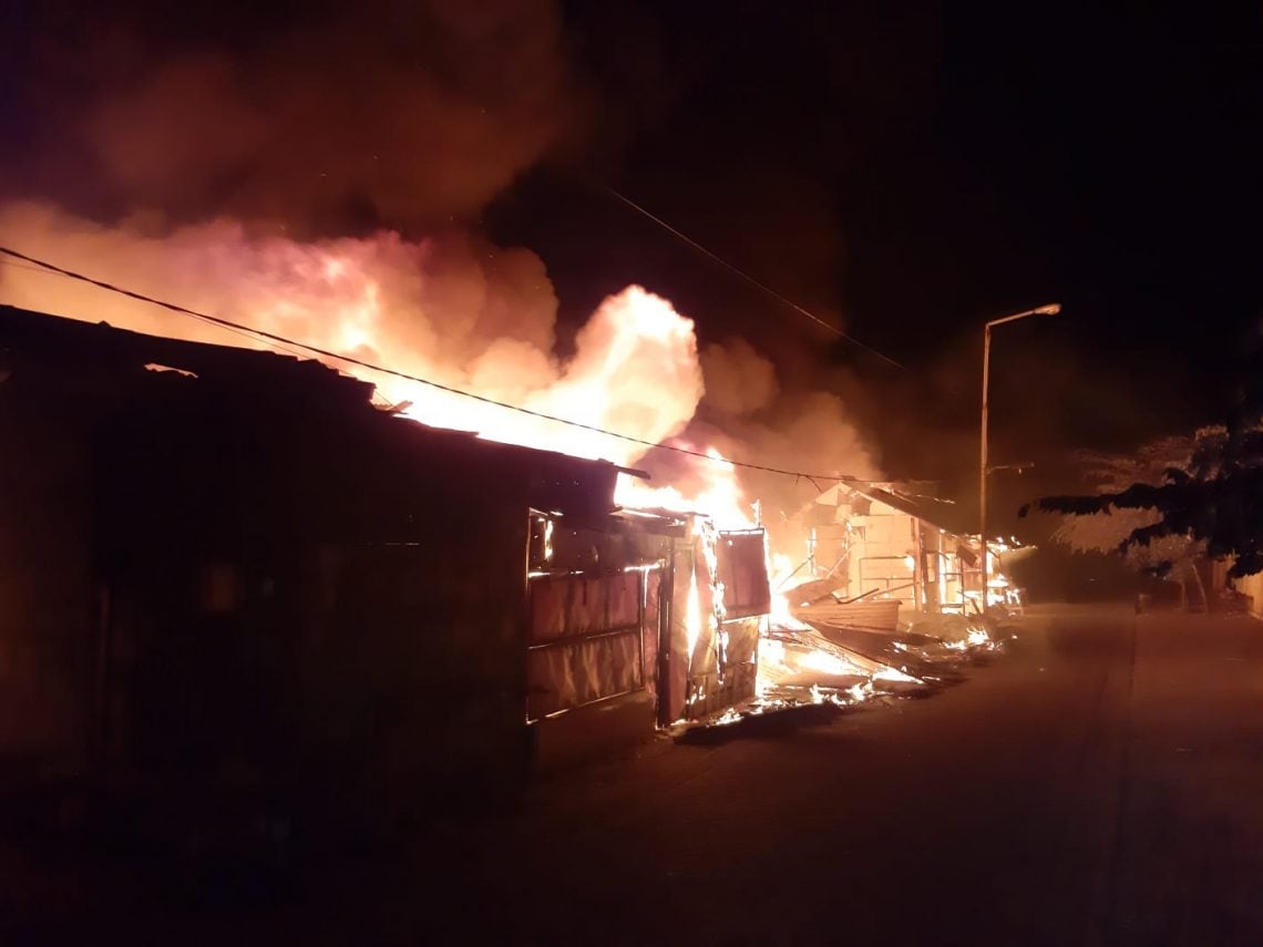 Kebakaran Pasar Karangketug, Kota Pasuruan, kembali terjadi pada Sabtu (22/7/2023) malam. Foto: dok BPBD Kota Pasuruan