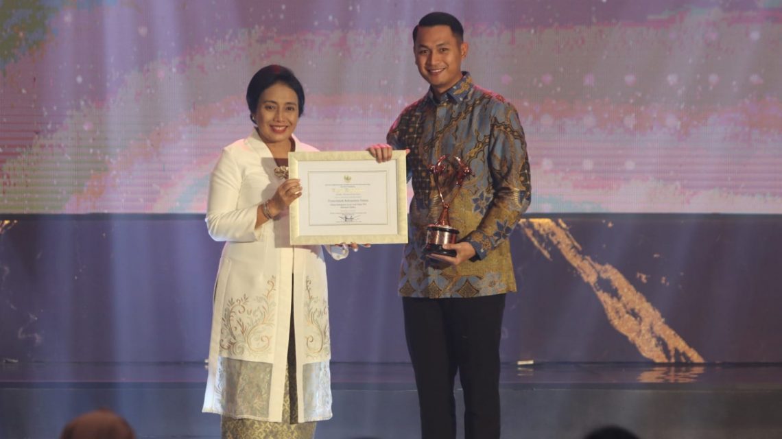 Menteri Pemberdayaan Perempuan dan Perlindungan Anak, I Gusti Ayu Bintang Darmawati menyerahkan Penghargaan KLA kepada Bupati Tuban, Aditya Halindra Faridzky, di Ballroom Hotel Padma, Semarang, pada Sabtu (22/7/2023) malam. Foto: Dok Diskominfo Tuban