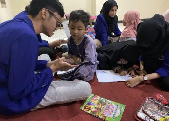 Mahasiswa KKN Universitas Negeri Malang Beri Bimbingan Belajar Siswa SD di Desa Sumberpasir