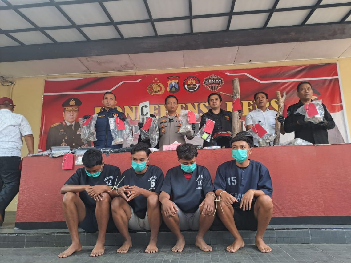 5 Oknum Pesilat di Tuban Jadi Tersangka Perusakan Sepeda Motor dan Rumah Warga 1 Empat tersangka perusakan diamankan polisi. Foto: Rochim/Tugu Jatim