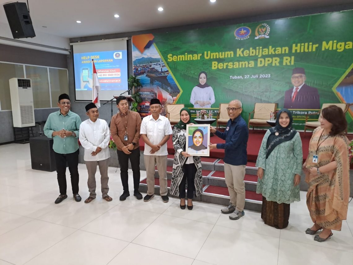 BPH Migas Ajak Muslimat NU Tuban Menghemat BBM 1 BPH Migas memberikan cendera mata kepada Anggota Komisi VII DPR RI, Ratna Juwita Sari saat sosialisasi BPH Migas di salah satu restoran di Tuban, pada Kamis (27/7/2023). Foto: Rochim/Tugu Jatim