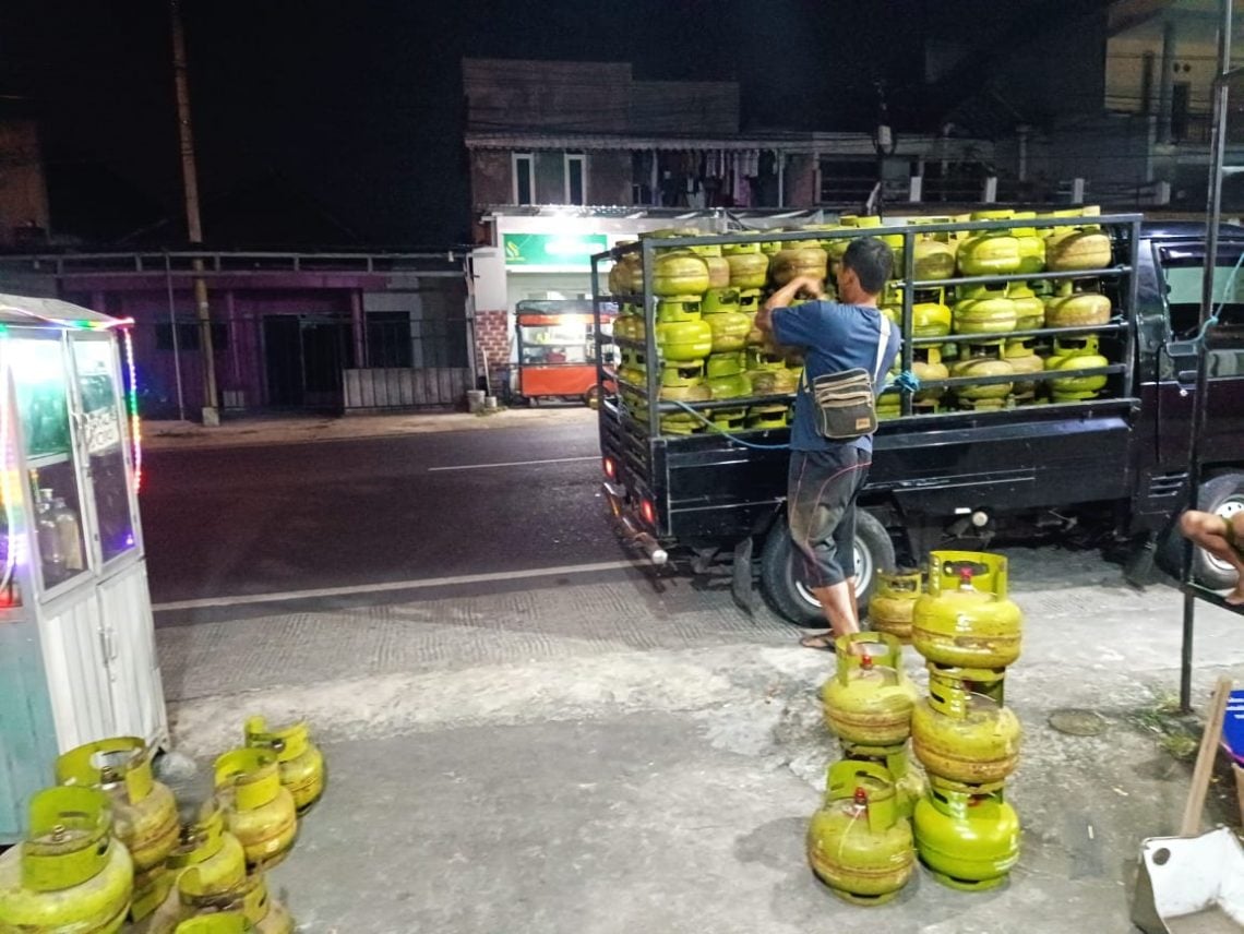 Ramai LPG Langka, Pertamina Sebut Stok untuk Jatim Masih Aman 1 Pedagang LPG 3 Kg mengirim pesanan ke pengecer di wilayah Kabupaten Malang. Foto: Yona Arianto/Tugu Jatim