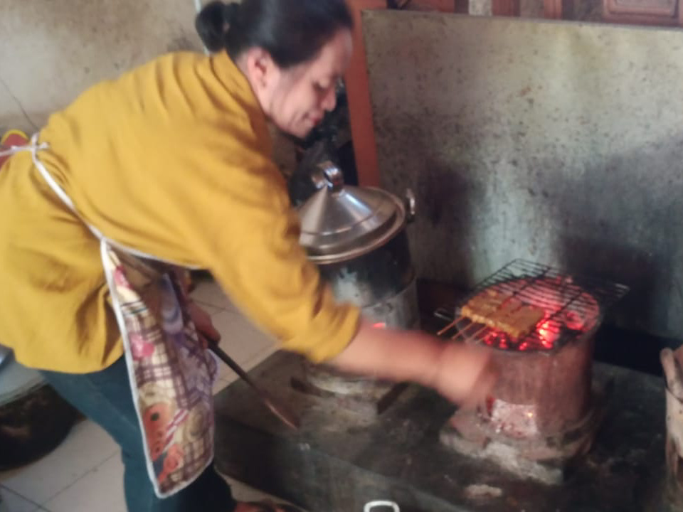 Warung Nasi Campur di Malang Pakai Arang untuk Memasak, Alasannya Unik 1 Titik Ariyati memilih memasak menggunakan arang daripada LPG. Foto: Yona Arianto/Tugu Jatim