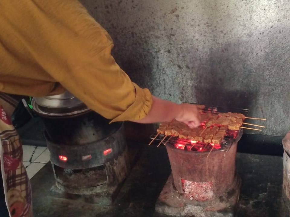 Warung Nasi Campur di Malang Pakai Arang untuk Memasak, Alasannya Unik 2 WhatsApp Image 2023 07 27 at 16.16.37