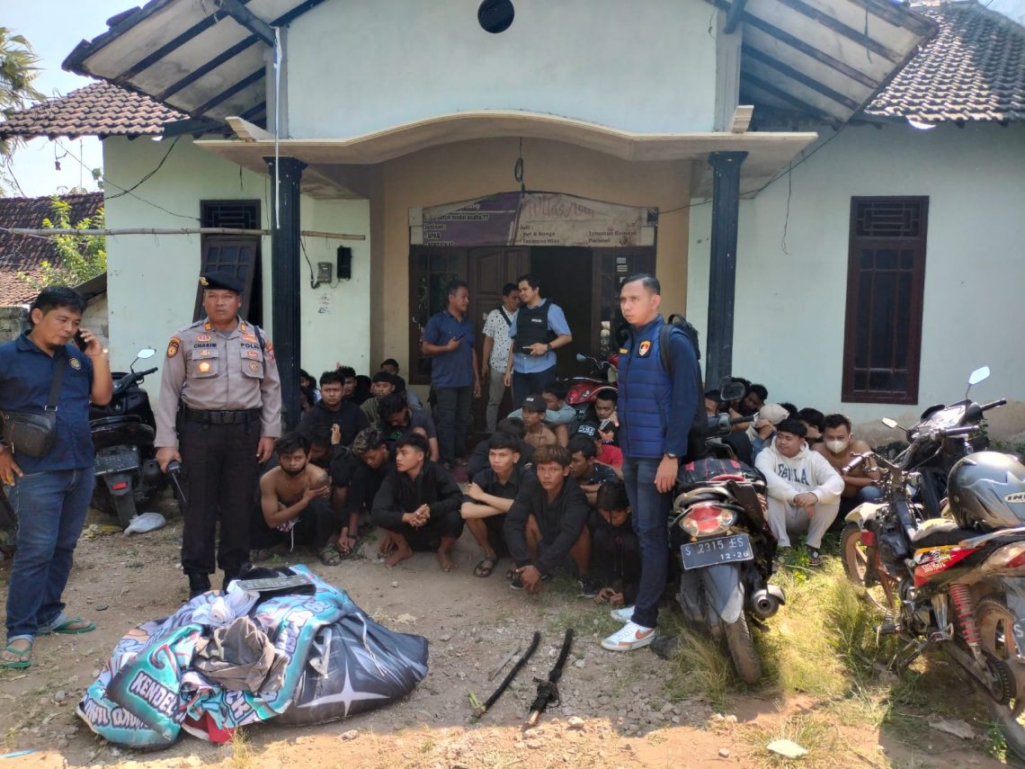 Polisi mendapati oknum pesilat membawa senjata tajam. Foto: dok warga