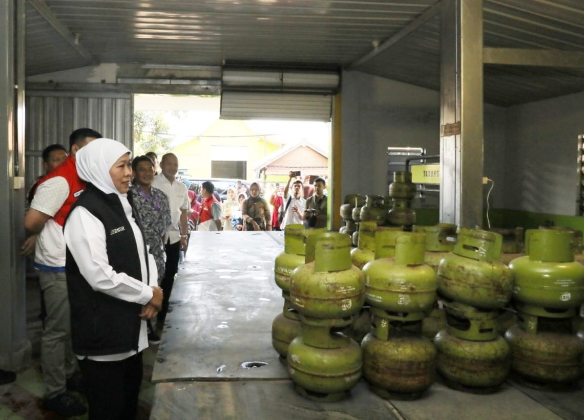 Pemprov Jatim Jamin Stok Elpiji Aman dan Harga Stabil 1 Khofifah melakukan sidak stok elpiji di Surabaya. Foto: Kominfo Jatim