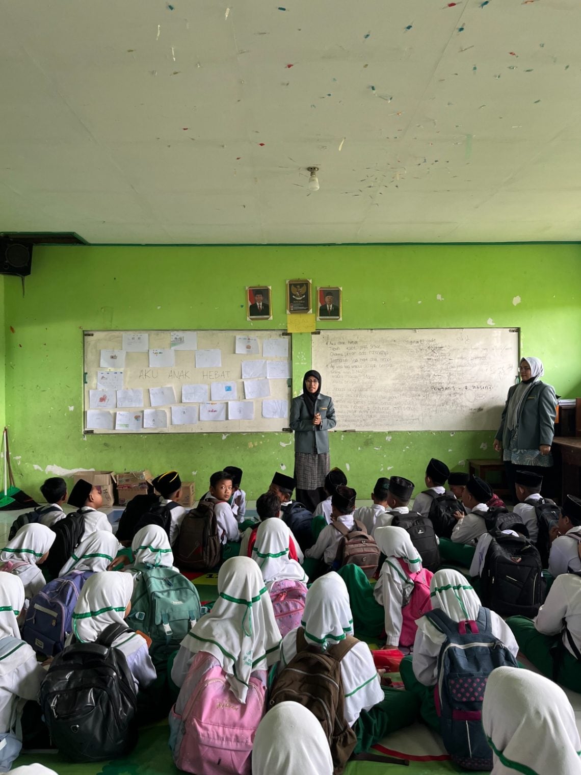 Tim dosen dan mahasiswa FPsi UM memberi pelatihan pada siswa MI di Jombang. Foto: Dok FPsi UM