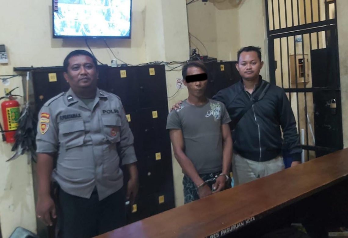 Tersangka pemerkosaan anak di bawah umur, JM (49) diamankan di Polsek Lekok. Foto: dok Polsek Lekok