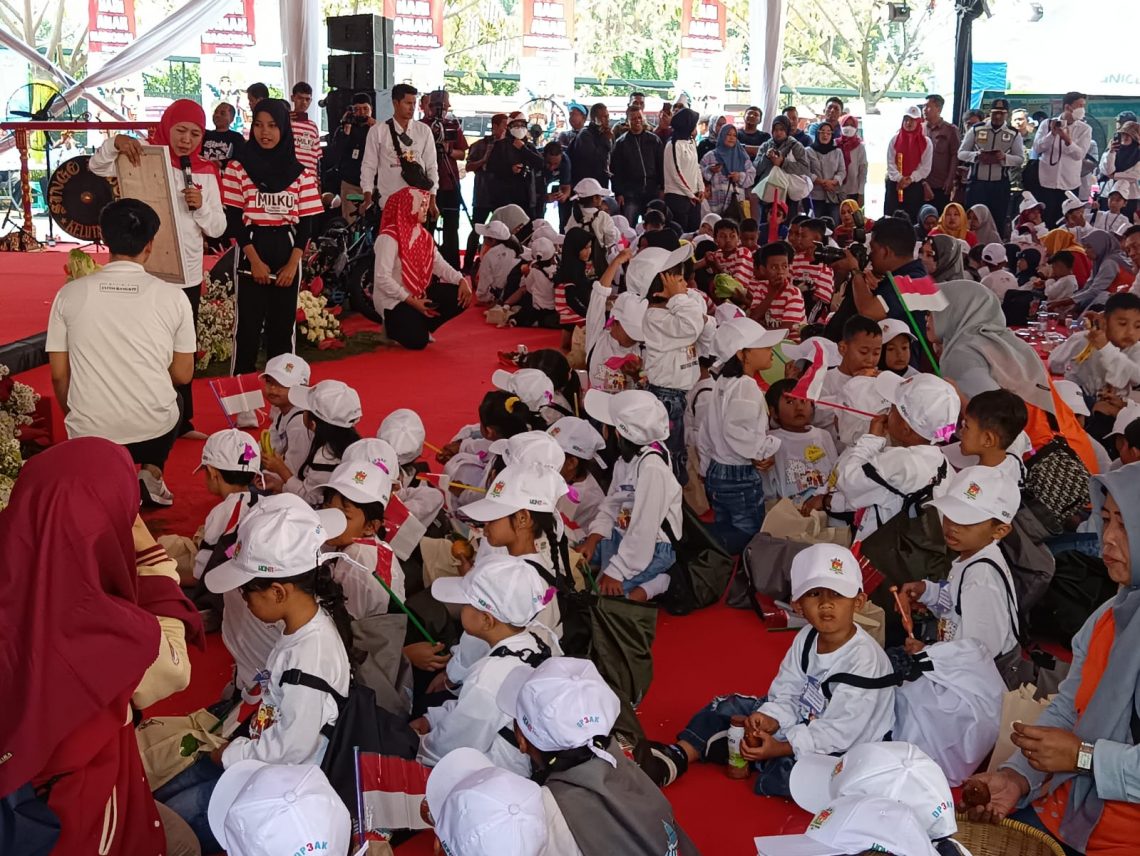 Gubernur Jatim, Khofifah Indar Parawansa berinteraksi dengan ratusan anak-anak dalam peringatan Hari Anak Nasional di Kota Batu, pada Sabtu (29/07/2023). Foto: Yona Arianto/Tugu Jatim