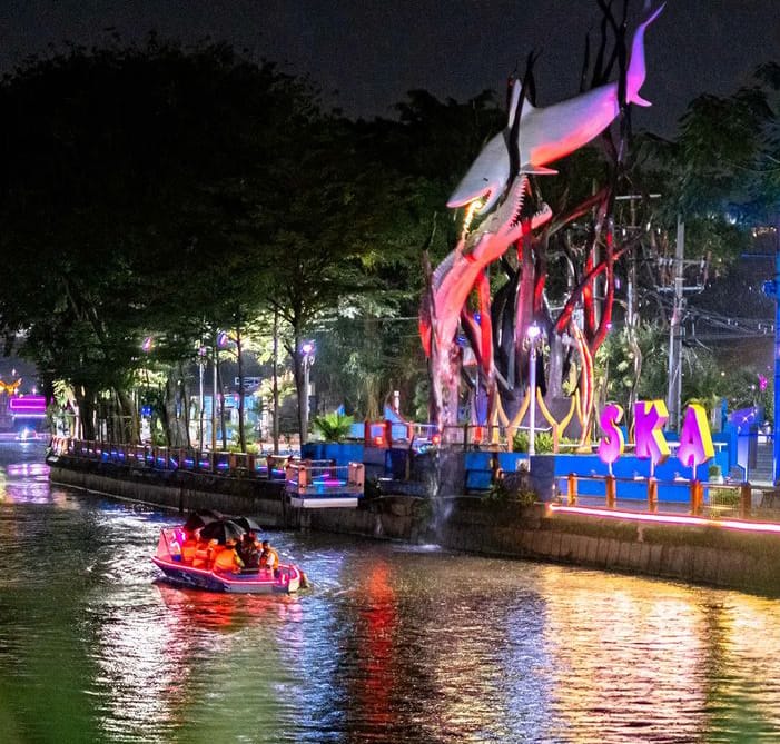 5 Tempat Kencan di Surabaya, Suasana Malamnya Nyaman dan Romantis 1 tempat kencan tugu jatim