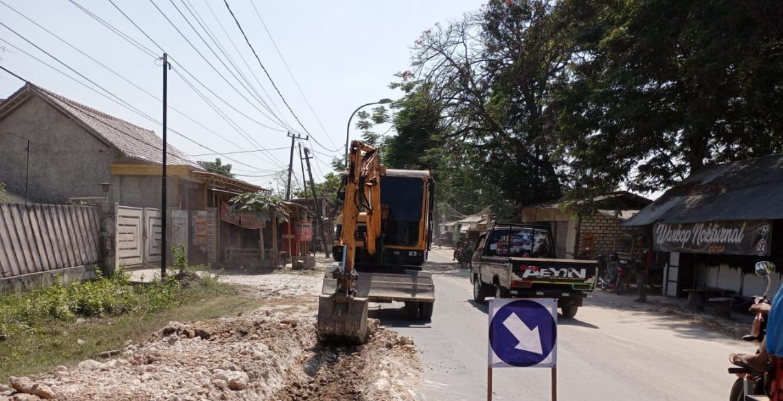 Perbaikan Jalan Bulu-Jatirogo Tuban Mulai Dikerjakan 1 Alat berat mengeruk jalan untuk perbaikan Jalan Bulu-Jatirogo di Tuban. Foto: dok Diskominfo Tuban