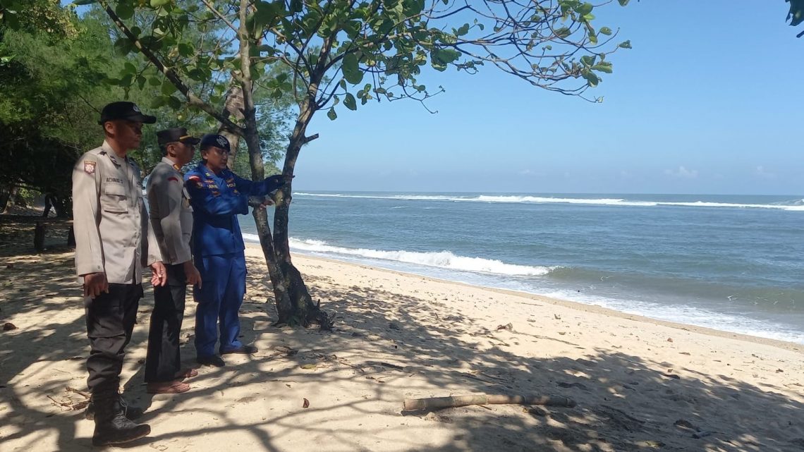 2 Korban Terseret Ombak Pantai Jembatan Panjang Tak Ketemu, Tim SAR Hentikan Pencarian 1 Korban terseret ombak.