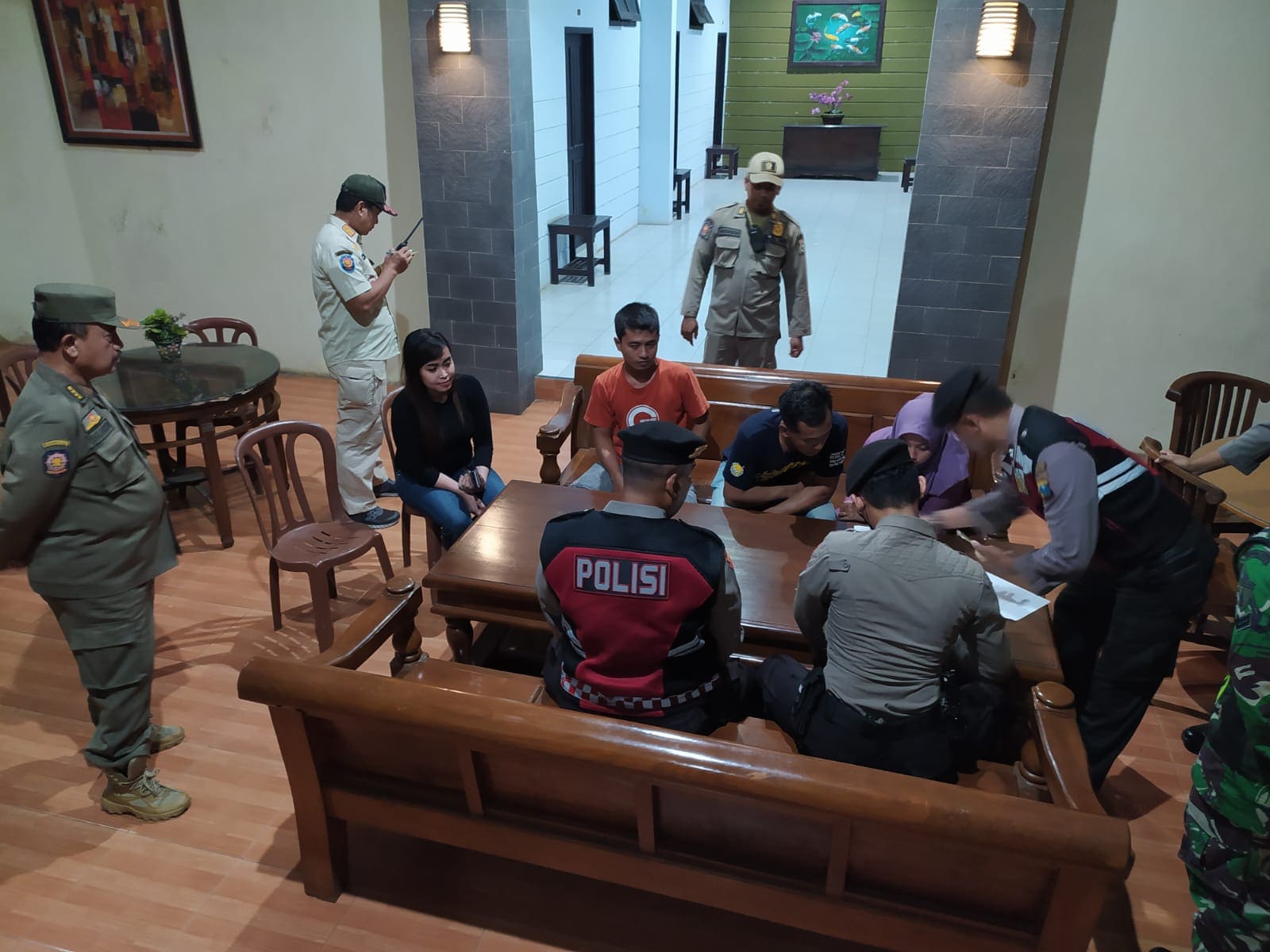 Diduga Asyik Bercumbu, 7 Pasangan Mesum Digaruk Petugas saat Ngamar di Hotel Tuban 2 Pasangan mesum di Tuban.