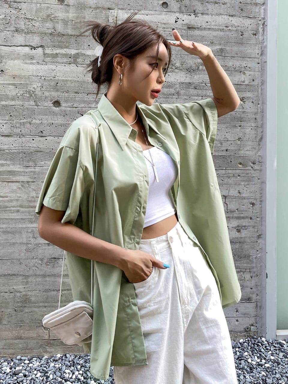 5 Inspirasi Gaya Kemeja Wanita Korea, Cocok untuk Office Look 4 Rekomendasi kemeja wanita Korea.