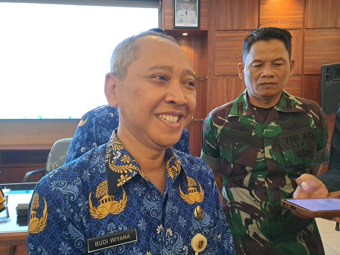 Diduga Picu Konflik, Pemkab Invertarisasi Tugu Perguruan Silat Tuban sebelum Dibongkar pada Agustus 2023 1 Sekretaris Daerah Pemkab Tuban Budi Wiyana saat ditemui awak media usai memimpin rakor di ruang rapat gedung pemkab, Senin (17/07/2023). (Foto: Mochamad Abdurrochim/Tugu Jatim)